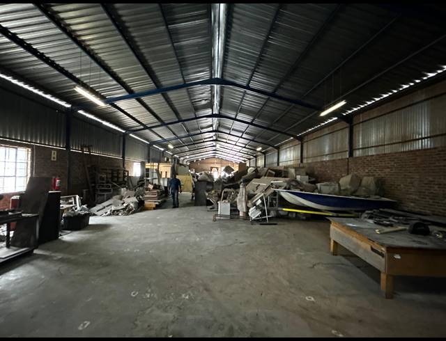 700M² WAREHOUSE TO LET IN KEW